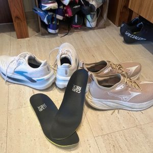 orthopädische Maßeinlage mit Laufschuhen